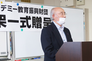 書籍・書架一式贈呈　湯川中学校